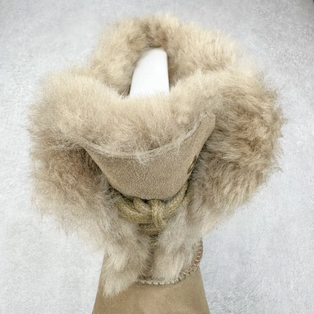 Pick up locally 💰600 UGG 1696 goddess style autumn and winter sheepskin and fur integrated snow boots. All shoes are made from the same factory as ZP. Longfeng A-grade Australian imported sheepskin and fur integrated women's boots. Brand OEM production line. Fully follow the ZP process. OEM original pattern maker. Adhering to the principle of no original shoes and no development selection. Pay attention to every detail. The most authentic version on the market TREADLITE "Light Wing" technology outsole Lightweight/durable/flexible/pile size: 35 36 37 38 39 40 Coding: by3936010